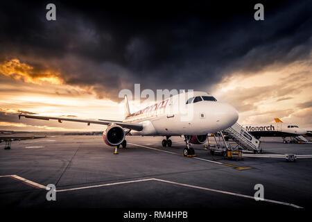 Easyjet Flugzeug warten auf dem Vorfeld des Flughafen Gatwick in Großbritannien, in der Dämmerung. Stockfoto