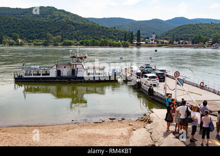 Menschen, die darauf warteten, Fähre in Nagymaros - Visegrád, Ungarn eingeben Stockfoto