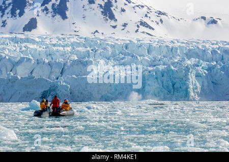 Abenteuer Kreuzfahrtpassagiere auf einem Gummi Sternzeichen schmuddelig Tour ein Eisberg in Spitzbergen, Norwegen im Juni Stockfoto