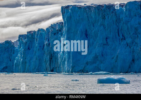 Schmelzenden Eisbergs Eisscholle im Vordergrund, Schwimmen im Meer, Antarktis Stockfoto