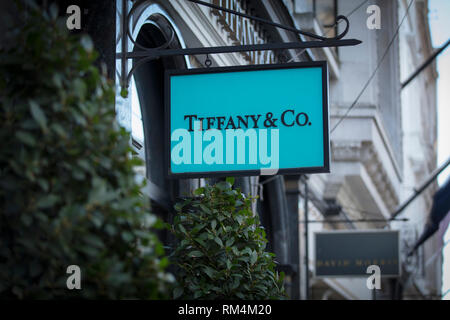 London, Greater London, Großbritannien, 7. Februar 2018, ein Zeichen und Logos für Tiffany & Co auf der Bond Street. Stockfoto