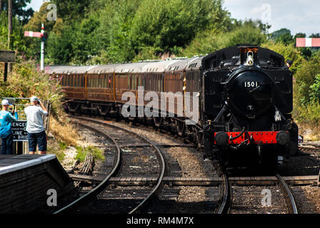 0-6-0 British Rail Tank Motor 1501 an Arley Bahnhof ankommen Auf der Severn Valley Steam Railway Stockfoto