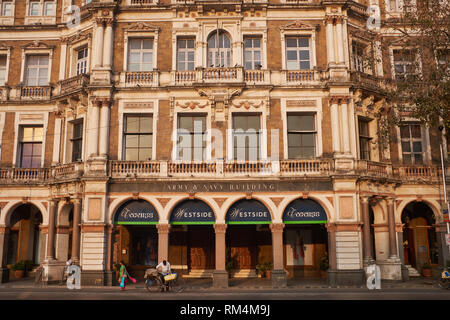 Ein Radfahrer übergibt 19 Esplanade Mansion, Mumbai, ursprünglich Watson's Hotel, das erste Luxus Hotel in Kala Ghoda, Fort, Mumbai/Bombay, Indien Stockfoto