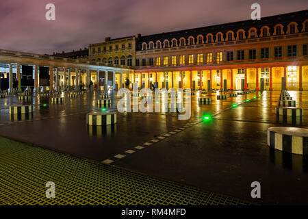 PARIS, Frankreich, 10. November 2018 - Die Spalten durch die konzeptionellen Künstler Daniel Buren im Innenhof des Palais Royal in Paris, Frankreich Stockfoto