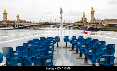 PARIS, Frankreich, 11. November 2018 - die Navigation über die Seine in Bateau Mouche an einem regnerischen Tag Stockfoto
