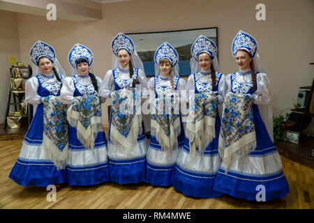 Russische Frauen in traditionellen Kostümen in Barentsburg, einem russischen Bergbau Siedlung in Billefjorden, Spitzbergen, Norwegen Stockfoto