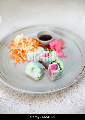 Brötchen mit Thunfisch mit grünen Salat auf weiße Platte und Ingwer und Sojasauce Stockfoto