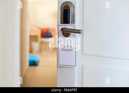 "Bitte nicht stören"-Schild an der Zimmertür. Nahaufnahme Stockfoto