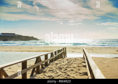 Holzbrücke auf leeren Sandstrand, Tarifa, Spanien Stockfoto