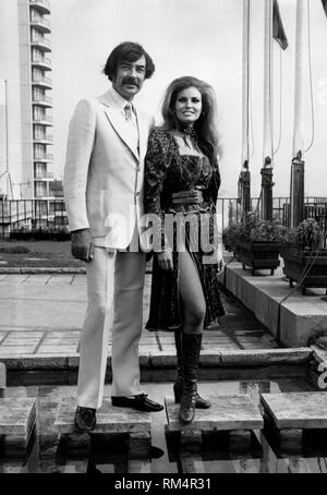 Raquel Welch und Richard Johnson, in London (1970) Datei Referenz # 33751 153 THA Stockfoto