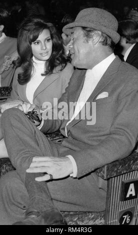 Raquel Welch und Rex Harrison in London (1966) Datei Referenz # 33751 151 THA Stockfoto