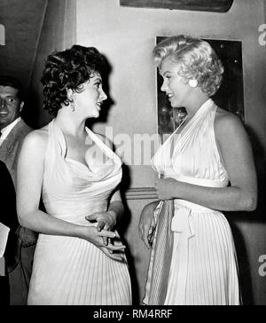 Gina Lollobrigida, Marilyn Monroe, am Set von "Das verflixte Siebte Jahr", September 1954 Datei Referenz # 33751 018 THA Stockfoto