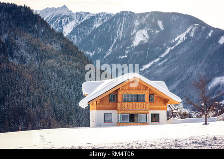 Wunderschöne einsame Holzhaus vor dem Hintergrund der schneebedeckten Berge. Beliebte Ski Region Steiermark, Österreich Stockfoto