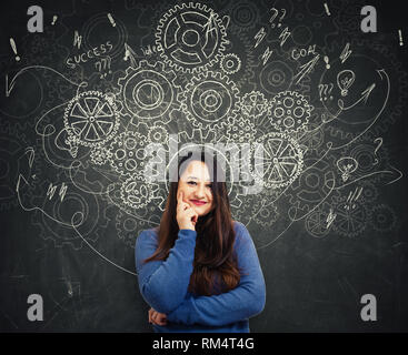 Harte denken kluge Frau stand vor der Tafel als Gang Zahnräder, Pfeile und Verwirrung als Gedanken um den Kopf gezogen. Konzept für psychische, Psycho Stockfoto