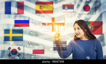 Frau tippen Sie auf einem digitalen Bildschirm Schnittstelle mit Nationalflaggen mit verschiedenen Sprachen auf der ganzen Welt gesprochen. Lernen und Sprechen mit modernen Tec Stockfoto