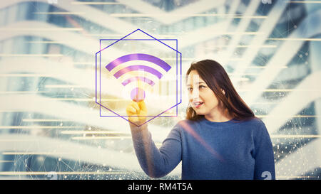 Frau Drücken einer digitalen Schnittstelle auswählen Wlan symbol Hologramm. Globales Netzwerk Konzept, ausgezeichnete Signalstärke. Stockfoto