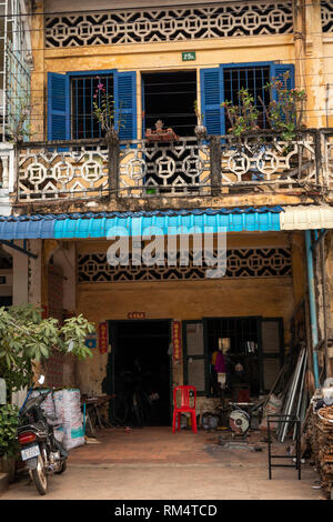 Kambodscha, Kampot Kampot Provinz, Stadt, Alten Markt, unrestaurierter alten französischen kolonialen Gebäude als Haus Stockfoto