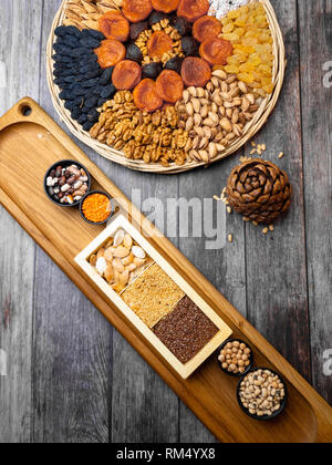 Gesundes Essen. Auswahl guter Kohlenhydratquellen, Ballaststoffreiche Kost. Niedrigen glykämischen Index Diät. Getreide, Hülsenfrüchte, Nüsse, getrocknete Früchte. Holz- zurück Stockfoto