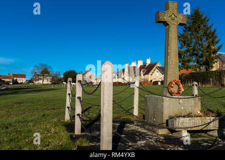 Einem englischen Dorf in der Landschaft mit Kriegerdenkmal im Vordergrund. Stockfoto