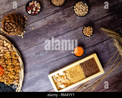 Gesundes Essen. Auswahl guter Kohlenhydratquellen, Ballaststoffreiche Kost. Niedrigen glykämischen Index Diät. Getreide, Hülsenfrüchte, Nüsse, getrocknete Früchte. Holz- zurück Stockfoto