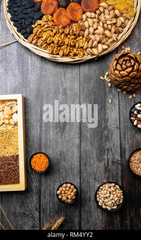Gesundes Essen. Auswahl guter Kohlenhydratquellen, Ballaststoffreiche Kost. Niedrigen glykämischen Index Diät. Getreide, Hülsenfrüchte, Nüsse, getrocknete Früchte. Holz- zurück Stockfoto