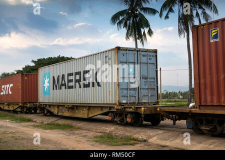 Kambodscha, Kampot Province, Kampot, Bahnhof, am späten Nachmittag Güterzug, die Container von Sihanoukhville nach Phnom Penh Stockfoto