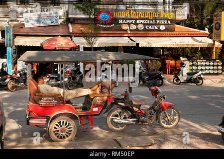 Kambodscha, Kampot Province, Kampot, Riverside Road, Moto remork Fahrer schlafend Warten auf Kunden Stockfoto