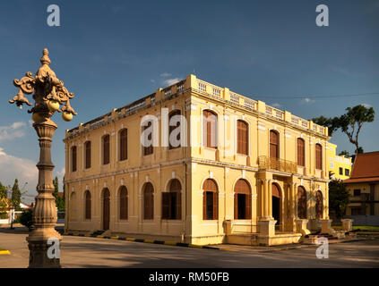 Cm 378 Kambodscha, Kampot Province, Kampot, Riverside Road, Kampot Museum im ehemaligen französischen Governor's Mansion Stockfoto