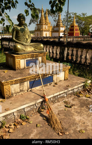 Kambodscha, Kampot Province, Kampot, Tuek Chhou, Kbal Romeas Dorf Wat, Gedenkstätte mit Besen in Front Mönch Stockfoto