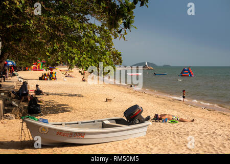 Kambodscha, Kampot, Kep, Strand, Boot unter Sonnenanbeter auf Sand Stockfoto