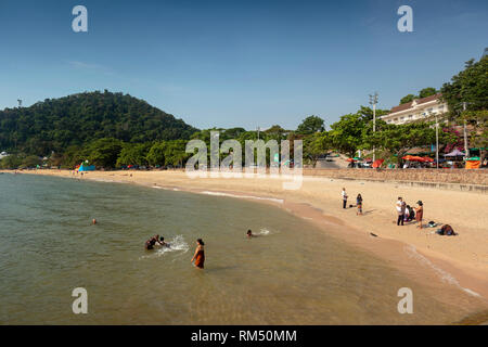 Kambodscha, Kampot, Kep, Strand, Besucher Baden im Meer Stockfoto