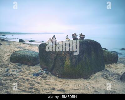 Steine Pyramide als Symbol für Zen, Harmonie, Balance auf dem Ocean Hintergrund. Stockfoto
