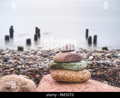 Steine Pyramide als Symbol für Zen, Harmonie, Balance auf dem Ocean Hintergrund. Stockfoto