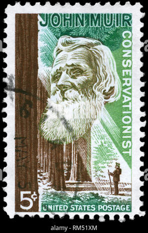 USA - ca. 1964: einen Stempel in den USA gedruckten zeigt das Portrait von John Muir (1838-1914), Naturforscher und Naturschützer und Redwood Forest, ca. 1964 Stockfoto