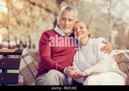 Fröhliche grauhaariger Mann, tief in Gedanken versunken Stockfoto