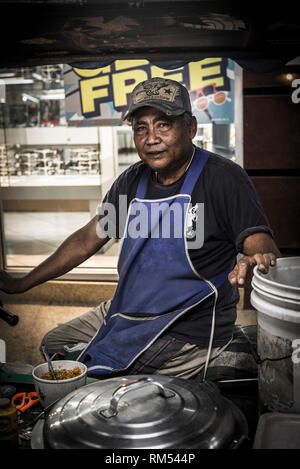 Street Hersteller Verkauf von Speisen aus einem in einem Markt, in Phuket, Thailand. Stockfoto