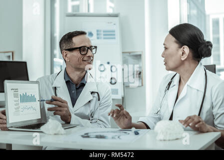 Übertragen von Arzt und seine exekutive Kollege Prüfung Statistik Stockfoto