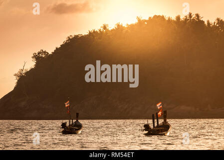 Boote bei Sonnenuntergang am Kata Beach, Phuket, Thaliand Stockfoto