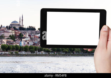 Travel Concept - touristische Fotografien von Kai von Fatih Bezirk in Istanbul in der Türkei im Frühjahr abends auf dem Smartphone mit leeren Ausschnitt Bildschirm Stockfoto