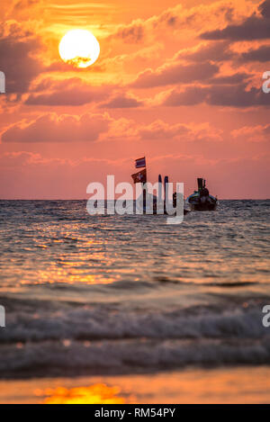 Boote bei Sonnenuntergang am Kata Beach, Phuket, Thaliand Stockfoto