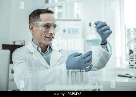 Interessierte Wissenschaftler in Gummihandschuhe Ausgaben experiment Stockfoto