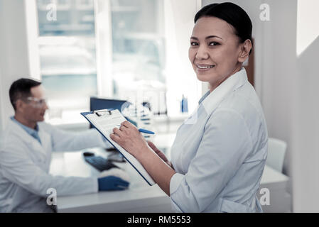 Laboratory Assistant bilden wichtige Hinweise im Labor Stockfoto