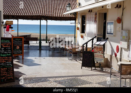 Ocean Front Bars und Restaurants in Albufeira Portugal Winter Februar 2019 Stockfoto