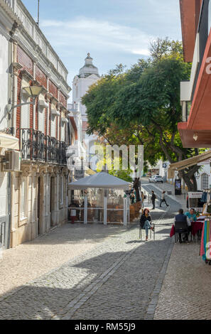 Die Fußgängerzone in der Altstadt von Lagos Portugal die Algarve Portugal Stockfoto