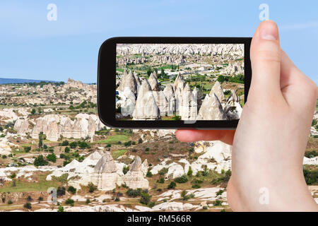 Travel Concept - touristische Fotos von Berg Tal mit Fairy Chimney Rocks im Nationalpark Göreme in Kappadokien auf dem Smartphone in der Türkei in spri Stockfoto