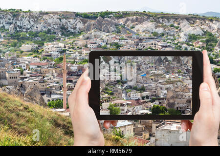 Travel Concept - touristische Fotos von verschiedenen Häusern in der Stadt Göreme in Kappadokien auf dem Smartphone in der Türkei im Frühjahr Stockfoto