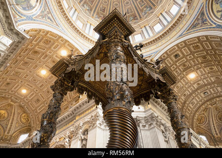 Der Altar mit Berninis Baldacchino, St. Peter's Basilica, San Pietro in Vaticano, Päpstliche Basilika St. Peter im Vatikan, Rom, Italien Stockfoto