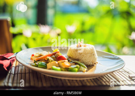 Traditioneller balinesischer Küche. Gemüse und Tofu unter Rühren braten mit Reis Stockfoto