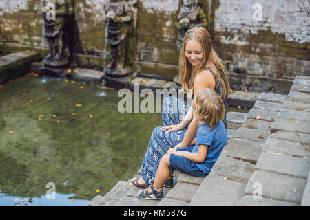 Mutter und Sohn sind Touristen in alten hinduistischen Tempel von Goa Gajah in der Nähe von Ubud auf Bali, Indonesien. Reisen in Bali mit Kindern Konzept Stockfoto