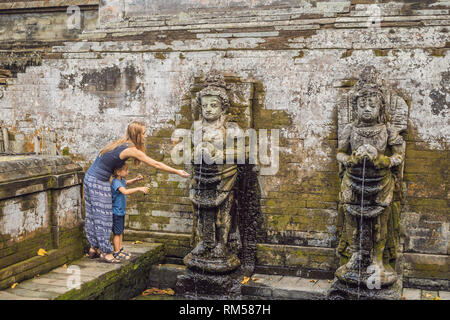 Mutter und Sohn sind Touristen in alten hinduistischen Tempel von Goa Gajah in der Nähe von Ubud auf Bali, Indonesien. Reisen in Bali mit Kindern Konzept Stockfoto